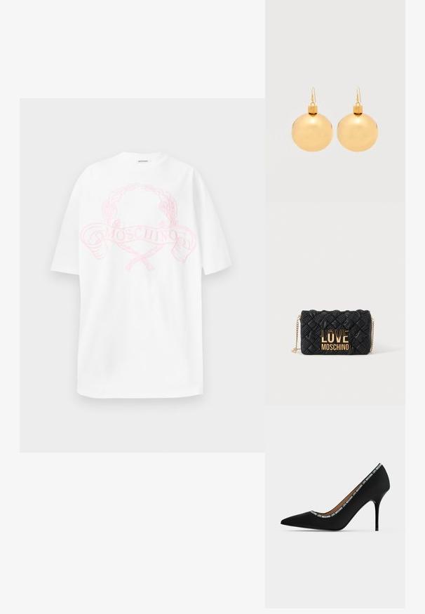 Witte katoenen t-shirt met een roze grafisch ontwerp met een lauwerkrans en de tekst "MOSCHINO" gecentreerd op de voorkant. Korte mouwen, ontspannen pasvorm.; Zwart puntige hoge hak schoen met naaldhak en "LOVE MOSCHINO" tekstafwerking langs de opening, zijaanzicht op witte achtergrond.; Zwarte doorgestikte crossbodytas met gouden kettingriem en groot gouden "LOVE MOSCHINO" logo aan de voorkant.; Een paar glanzende gouden kerstbal-oorbellen met haaksluitingen op een effen witte achtergrond.