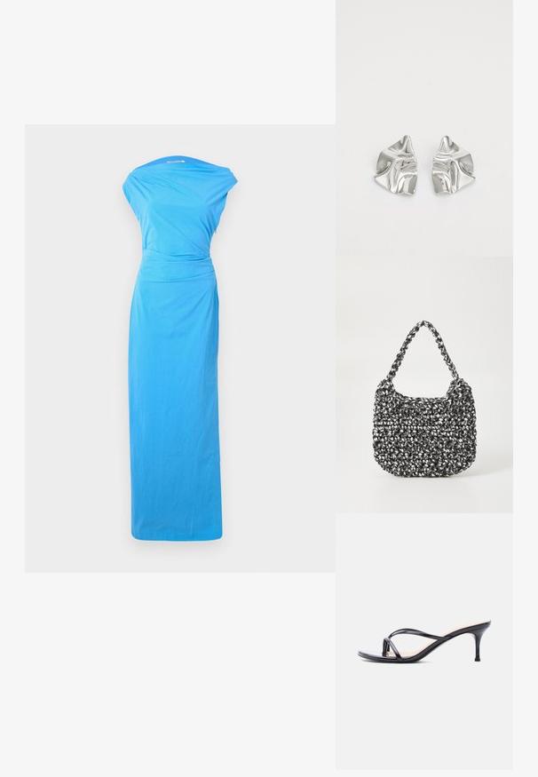 Lang blauwe jurk met een gedrapeerde halslijn, een aansluitende taille en een vloeiende rok van een gladde stof.; Zwarte laklederen sandaal met hakken, dunne gekruiste bandjes en een slanke, middelhoog stilettohak op een witte achtergrond.; Geweven handtas in zwart en wit met een ronde vorm, gestructureerd oppervlak en een gevlochten handvat. Geschikt voor dagelijks gebruik.; Zilveren metalen oorbellen met een golvend, sculpturaal ontwerp, voorzien van een gepolijste afwerking en onregelmatige vormen, die een hedendaagse esthetiek benadrukken.