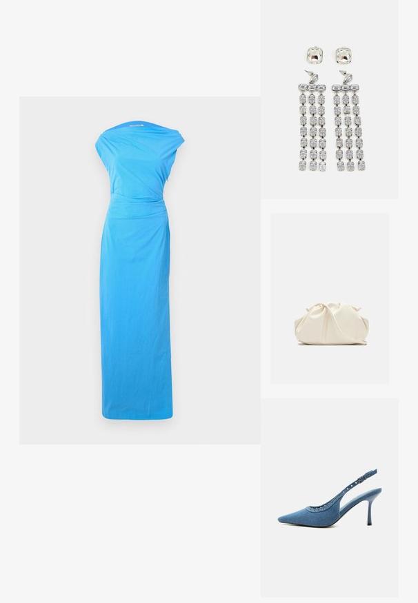 Lang blauwe jurk met een gedrapeerde halslijn, een aansluitende taille en een vloeiende rok van een gladde stof.; Blauwe denim slingback pump met spitse neus, zilveren oogjes en verstelbare gespsluiting.; Zachte, crèmekleurige leren clutch met geplooid, gerimpeld ontwerp en een dunne schouderriem die vooraan op een effen achtergrond ligt.; Kruisdruppel oorbellen met hardware in zilvertint, gekenmerkt door een vierkante stud en watervallen van rechthoekige en octagonale kristallen.