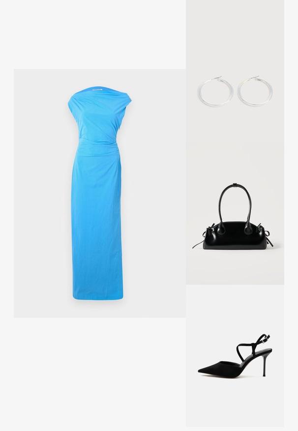 Lang blauwe jurk met een gedrapeerde halslijn, een aansluitende taille en een vloeiende rok van een gladde stof.; Zwarte pumps met spitse neus, smalle stilettohak en dunne enkelbandjes met een zilveren gesp op een witte achtergrond.; Kleine zwarte glanzende handtas met twee lange hengsels en zijkant trekkoord details op een effen lichte achtergrond.; Een paar glanzende zilveren oorringen met dunne draadafsluitingen, getoond op een lichtgrijze achtergrond.