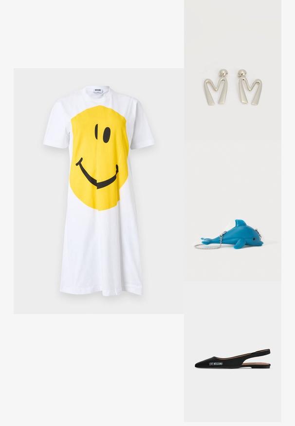 Robe blanche à manches courtes avec un grand motif visage souriant jaune centré sur le devant, col rond et étiquette Moschino à l'intérieur du col.; Chaussure plate slingback noire pointue avec un petit talon et logo "LOVE MOSCHINO" sur le côté, sur un fond clair uni.; Pochette bleue en forme de dauphin avec bandoulière chaîne argentée posée sur une surface blanche, avec un petit détail œil noir et le nom de la marque sur la nageoire.; Paire de boucles d'oreilles en métal argenté en forme de lettre M angulaire avec des tiges arrondies sur fond blanc.