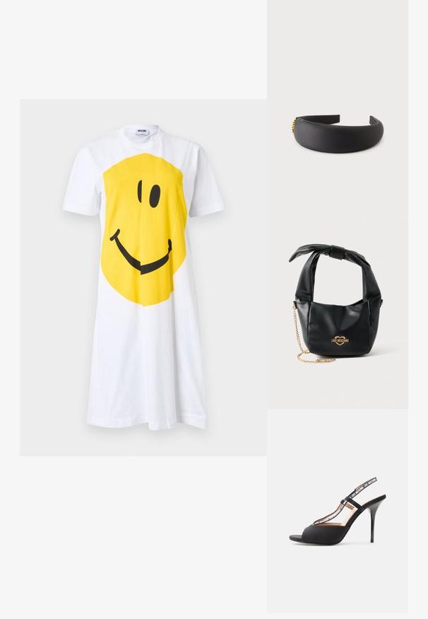 Robe blanche à manches courtes avec un grand motif visage souriant jaune centré sur le devant, col rond et étiquette Moschino à l'intérieur du col.; Sandale noire à talon haut avec bout ouvert et brides marquées portant l’inscription "LOVE MOSCHINO" sur un fond clair et uni.; Sac à main Love Moschino en cuir noir souple avec poignée nouée et bandoulière chaîne dorée sur fond blanc.; Bandeau noir rembourré avec une finition en tissu lisse et un petit détail décoratif doré sur un côté.