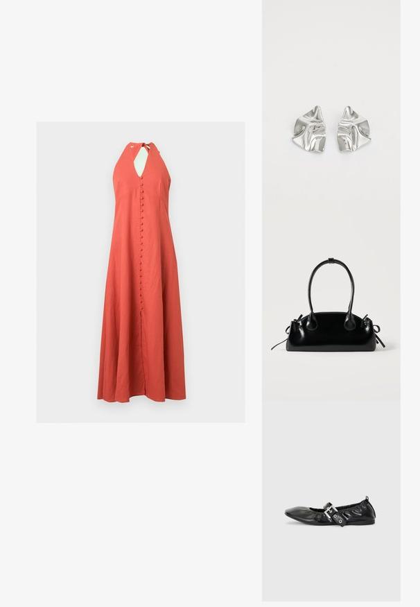 Robe corail sans manches avec col halter, boutons recouverts de tissu sur le devant courant le long du centre et une légère texture froissée.; Chaussure plate en cuir noir avec un nez pointu, des détails froncés autour de l'ouverture et un accent en boucle argentée sur la bride ajustable.; Petit sac à main noir brillant avec deux longues anses et des détails à cordon sur les côtés sur un fond clair uni.; Boucles d'oreilles en métal argenté avec un design ondulé et sculptural, présentant une finition polie et des formes irrégulières, mettant en valeur une esthétique contemporaine.
