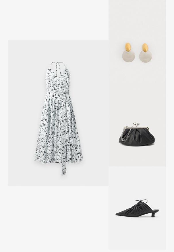 Zomerse jurk met bloemmotief in zwart en wit, met een wikkelstijl lijfje, halterhalslijn, geplooide rok en verstelbare strik in de taille.; Zwarte leren instappers met een spitse neus, gegatherde textuur en een kleine kittenhiel. Heeft een trekkoorddetail aan de opening.; Zwarte leren clutch met geplooide textuur, zilverkleurig metalen frame, drukknopsluiting en kettingriem. Glad, zacht oppervlak.; Gouden en zilveren metalen oorbellen met een ronde schijfbasis en een ovale bovenstuk, gladde textuur en gepolijste afwerking.