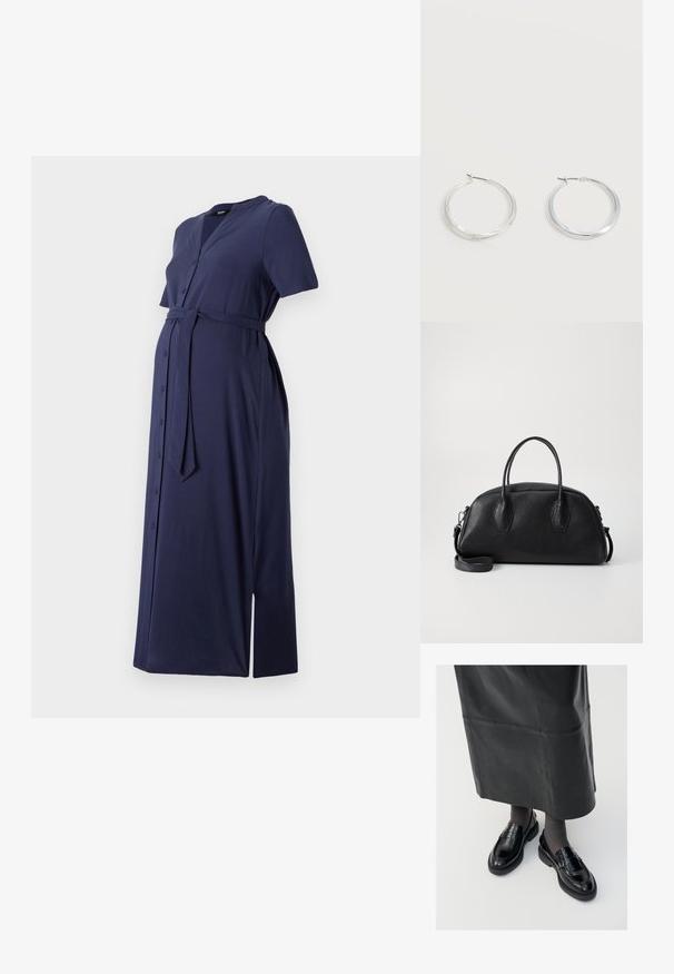Sininen, lyhythihainen äitiysmekko, jossa on napit eteen, vyö vyötäröllä ja sivuaukko. Valmistettu pehmeästä ja sileästä kankaasta.; Musta nahka loaferit sileällä pinnalla, jossa on koristeellinen hihna, pyöreä kärki ja teksturoitu pohja. Yhdistetty pitkän mustan nahkahameen kanssa.; Musta nahkalaukku pyöreällä muodolla, kaksinkertaisilla yläkahvoilla, tekstuuripinnalla ja irrotettavalla olkahihnalla. Kaksi kuusikulmaista yksityiskohtaa sivuilla.; Hopeiset metalliset renkaskorvakorut, joissa on sileä, hieman kaareva pinta ja lukolliset takakiinnitykset yksinkertaisella valkoisella taustalla.