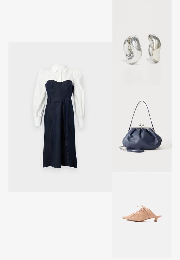 Denim kjole med en struktureret mørkeblå overdel og hvide skjortelignende ærmer. Har en tætsiddende talje og matchende bælte.; Beige dames mule i læder med spids tå, rynket overdel, snøre og lav kittenhæl på hvid baggrund.; Blød navyblå læderhåndtaske med sølv lukning, enkelt skulderrem og aftagelig kæde til håndleddet på hvid baggrund.; Sølvskulpturelle øreringe med glatte, buede former og reflekterende overflader. Har et lukket hoop-design og en markant organisk form.