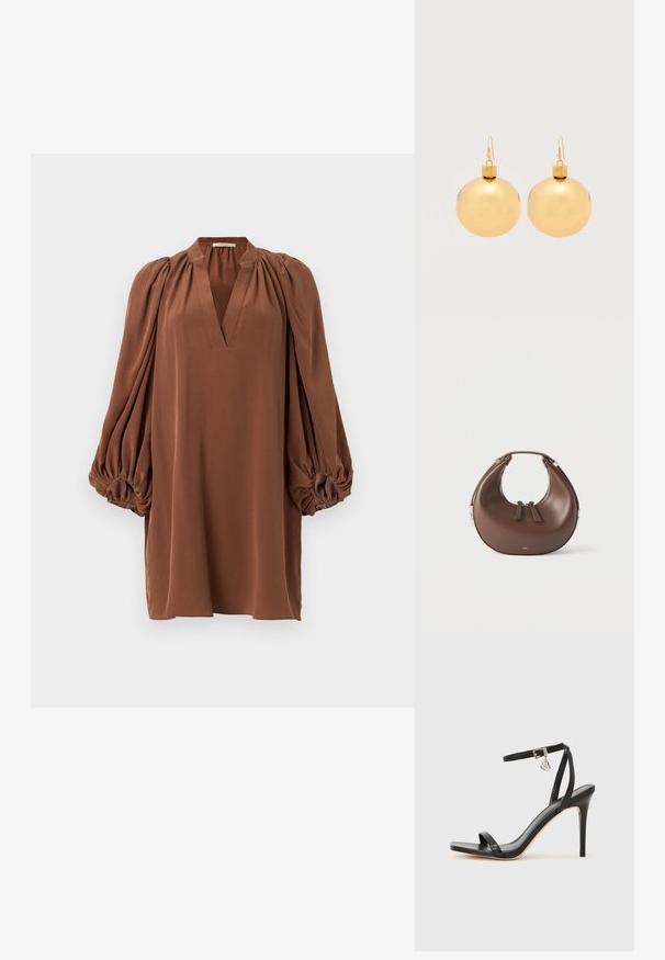 Robe mini marron à manches longues avec un décolleté en V profond, des manches bouffantes froncées et des poignets élastiques sur un fond blanc uni.; Sandale à talon haut noire avec une bride étroite à la cheville, bout carré, cuir lisse et accent de boucle métallique.; Sac à main en cuir marron en forme de croissant avec une poignée supérieure et deux curseurs de fermeture éclair, sur fond blanc.; Paire de boucles d'oreilles boule de Noël dorées brillantes avec fermoirs à crochet sur fond blanc uni.