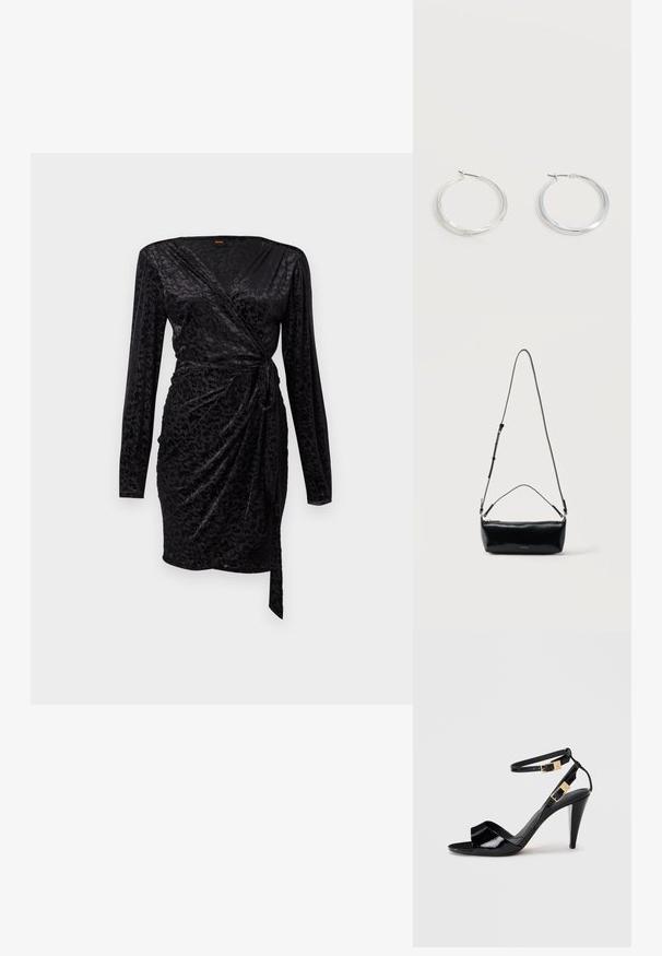 Schwarzes Wickelkleid mit langen Ärmeln, weichem, strukturiertem Stoff mit einem dezenten Muster und einem gebundenen Taillendetail für eine figurbetonte Silhouette.; Schwarze, lackierte High-Heeled-Sandalen mit doppelten Knöchelriemen und goldenen Schnallen, Zehen offen und schlankem, spitz zulaufendem Absatz auf neutralem Hintergrund.; Schwarze rechteckige Leder-Umhängetasche mit verstellbarem Schulterriemen, Reißverschluss oben und kleinem goldfarbenem Calvin Klein-Logo vorne.; Silberne Metallcreolen mit glatter, leicht gebogener Oberfläche und Klappverschluss vor schlicht weißem Hintergrund.