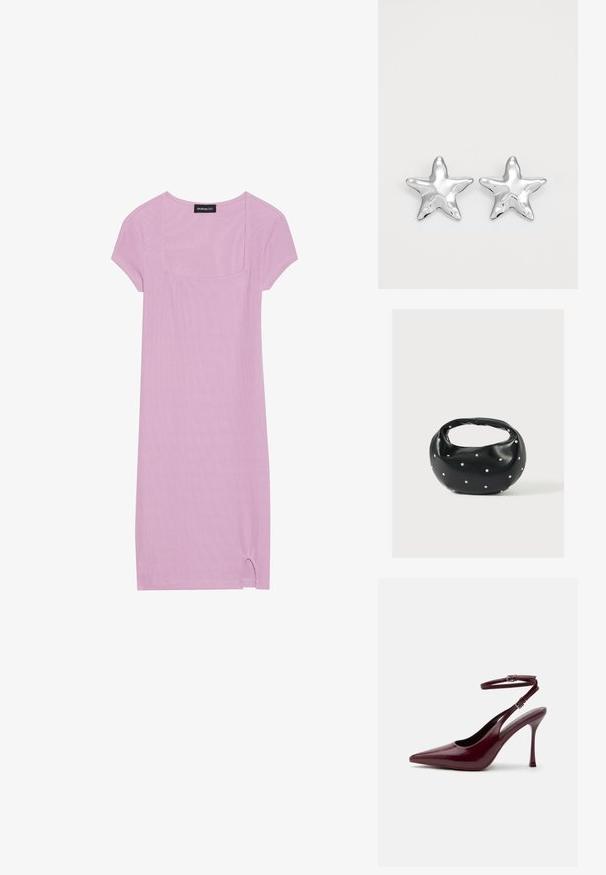 Robe courte à manches courtes de couleur lavande avec un décolleté carré, texture côtelée et un petit détail fente à l'ourlet. Tissu doux et respirant.; Chaussure à talon haut bordeaux brillant à bout pointu avec bride de cheville et boucle, talon aiguilles fin, vue de côté sur fond uni.; Sac à main en cuir noir de forme arrondie, décoré de clous argentés et équipé d'une poignée courte. Texture lisse et fermeture éclair.; Boucles d'oreilles argentées en forme d'étoile, avec une surface lisse et brillante. Chaque boucle d'oreille possède cinq pointes et des détails subtils de texture de surface.