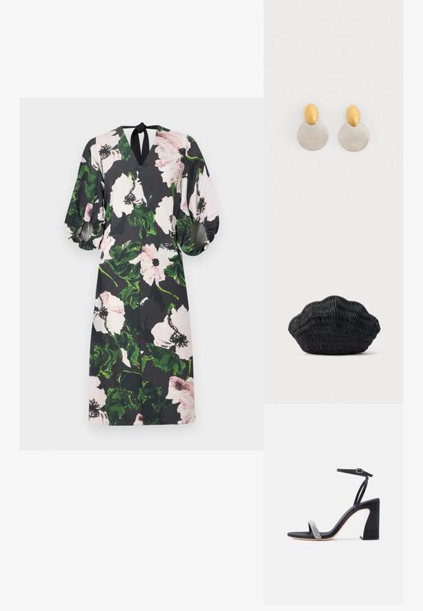 Vestido floral con fondo negro; presenta grandes patrones de flores en rosa y verde, escote en V, mangas abullonadas y un lazo en la parte posterior.; Sandalia negra de tacón alto con correa en el tobillo y tira de strass brillante en los dedos, sobre fondo blanco.; Bolso de mimbre negro con forma de concha de vieira con parte superior curva y textura tejida sobre un fondo liso.; Pendientes de metal dorado y plateado con base de disco redondo y pieza superior ovalada, textura suave y acabado pulido.