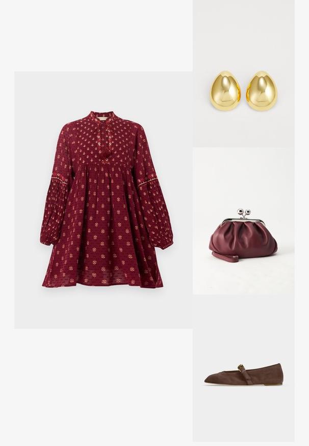 Robe rouge à manches longues avec petit imprimé floral, taille froncée, manches plissées, et lien à pompons au col montant.; Chaussure plate en daim marron avec bout pointu et bride à boucle dorée sur le côté, vue de profil sur fond blanc.; Petit sac pochette en cuir bordeaux avec fermoir métallique argenté et bracelet sur fond blanc.; Boucles d'oreilles clous de couleur or avec une surface lisse et polie, en forme de goutte d'eau, réfléchissant la lumière pour un fini éclatant.