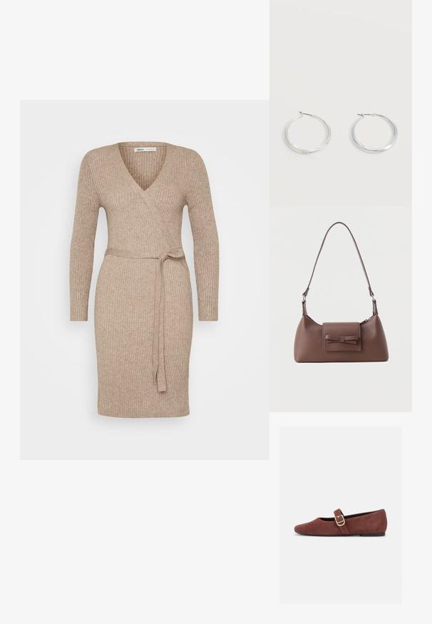 Robe portefeuille en maille côtelée beige avec des manches longues, décolleté en V et taille nouée. Texture lisse, design ajusté, ourlet mi-long.; Chaussure plate Mary Jane en suède marron avec une bride à boucle dorée et une semelle noire sur fond blanc.; Sac à bandoulière en cuir marron avec une poche à rabat avant ornée d'un détail en forme de nœud cousu et une sangle réglable.; Boucles d’oreilles créoles en métal argenté avec une surface lisse légèrement incurvée et des fermoirs à clapet sur un fond blanc uni.