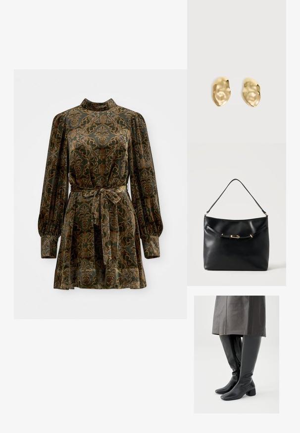 Samtkleid mit langen Puffärmeln, hohem Kragen und einem taillierten Gürtel. Es weist einen grünen Grundton mit kunstvollen goldenen und braunen Blumenmustern auf.; Kniehohe schwarze Lederstiefel mit quadratischer Zehenpartie, schrägem Blockabsatz und seitlichem Reißverschluss; glatte Textur und körperbetontes Design.; Schwarze Leder-Schultertasche mit einem einzelnen Riemen und einer kleinen goldenen Schnalle vorne vor einem schlichten hellen Hintergrund.; Paar glänzende, unregelmäßig geformte Ohrstecker aus Goldmetall mit zerknitterter, glatter Oberfläche auf schlichtem hellem Hintergrund.