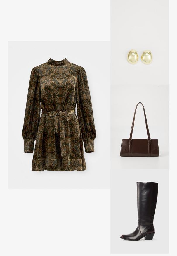 Samtkleid mit langen Puffärmeln, hohem Kragen und einem taillierten Gürtel. Es weist einen grünen Grundton mit kunstvollen goldenen und braunen Blumenmustern auf.; Knöchelhigh, dunkelbraune Lederstiefel mit spitzem Zeh, eckigem Blockabsatz und glatter, glänzender Textur. Verfügt über ein klares Design und Steppnähte.; Braune Lackleder-Handtasche in rechteckiger Form, mit zwei langen Griffen und subtilen, geschwungenen Akzenten auf der Vorderseite.; Goldfarbene Metallstanzohrringe mit einer glatten, abgerundeten Form und polierter Oberfläche. Einfaches Design ohne zusätzliche Verzierungen.