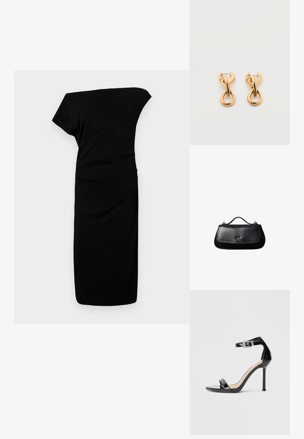 Schwarzes schulterfreies Kleid aus glattem Stoff, das eine taillierte Silhouette mit geraffter Textur entlang der Taille und einem knielangen Schnitt aufweist.; Schwarzer Riemchensandale aus Lackleder mit hohem Absatz und Knöchelriemen. Verfügt über ein minimalistisches Design, offene Zehenpartie und eine Schnalle mit Strassakzenten.; Schwarze Lederhandtasche mit kleinem Griff, goldfarbenem "cK" Logo auf der Frontklappe und goldfarbenen Hardware-Akzenten.; Paar glänzende goldfarbene Creolen mit verschlungenem, verdrehtem Design auf schlichten weißem Hintergrund.