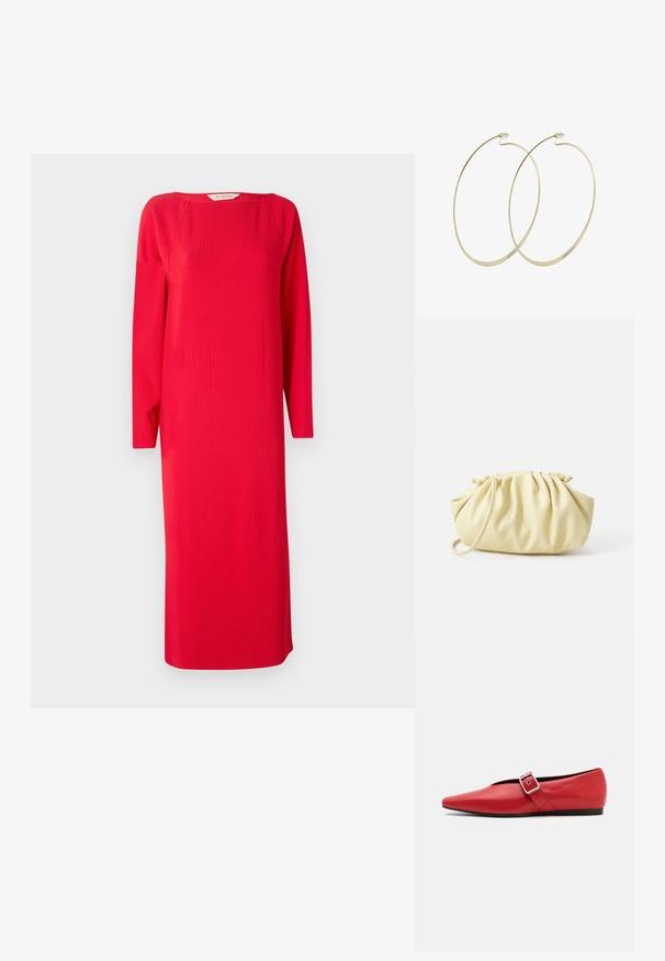Rotes geripptes Strickkleid mit langen Ärmeln, rundem Ausschnitt und gerader Form. Der Stoff hat eine strukturierte Optik und reicht bis zur Mitte der Waden.; Rote Leder-Ballerina mit einer spitzen Zehe, ausgestattet mit einem Seitenriemen mit einer Metallschnalle und einem niedrigen schwarzen Absatz. Glatte Textur über die gesamte Fläche.; Gelbe, gefaltete Handtasche aus glattem Kunstleder mit weicher Form, einzigem Schulterriemen und gerafftem Oberteil.; Pilgrim Ohrringe - gold-coloured