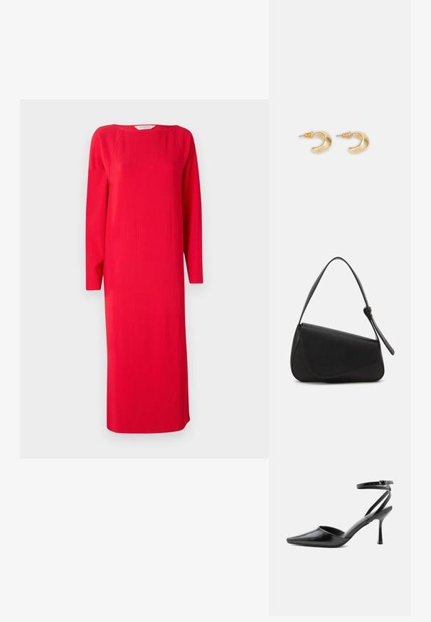 Rotes geripptes Strickkleid mit langen Ärmeln, rundem Ausschnitt und gerader Form. Der Stoff hat eine strukturierte Optik und reicht bis zur Mitte der Waden.; Schwarzer spitzer High Heel mit dünnen Knöchelriemen und silberner Schnalle auf einfachem hellem Hintergrund.; Schwarze Lederhandtasche mit dreieckiger Form, schrägem Klappdeckel und rundem Oberhandgriff. Verfügt über eine glatte Textur und minimalistische Designdetails.; Goldene, mondförmige Ohrringe mit glatter Oberfläche, die orangefarbene Akzente nahe dem Stecker und silberne Beschläge aufweisen.
