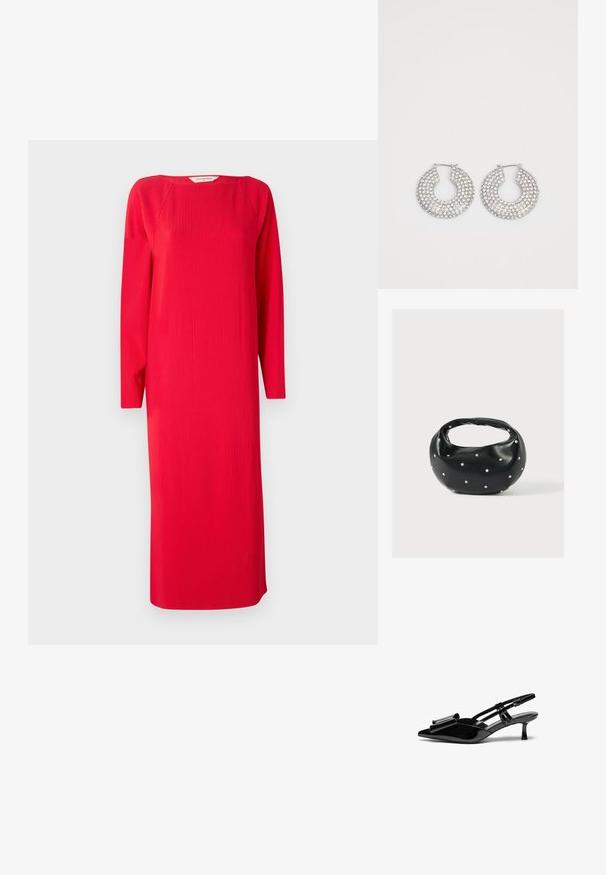 Rotes geripptes Strickkleid mit langen Ärmeln, rundem Ausschnitt und gerader Form. Der Stoff hat eine strukturierte Optik und reicht bis zur Mitte der Waden.; Schwarze Lackleder-Slingbacks mit spitzer Zehenpartie, einer Schleifendetail an der Vorderseite und einem kleinen Stiletto-Absatz. Die Riemen haben verstellbare Schnallen.; Schwarze Lederhandtasche mit abgerundeter Form, verziert mit silbernen Nietenakzenten und kurzem Griff. Glatte Struktur und Reißverschlussverschluss.; Silberne Creolen, verziert mit mehreren klaren Kristallverzierungselementen, mit einer strukturierten Oberfläche und einem offenen, kreisförmigen Design.