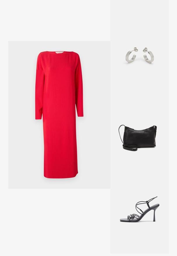 Rotes geripptes Strickkleid mit langen Ärmeln, rundem Ausschnitt und gerader Form. Der Stoff hat eine strukturierte Optik und reicht bis zur Mitte der Waden.; Schwarze, hochhackige Sandalen mit dünnen Riemen und einem geknoteten Design, einer glatten, rechteckigen Zehenpartie und einem eleganten Stiletto-Absatz.; Schwarze Ledertasche für die Schulter mit glatter Textur, geschwungener Form, verstellbarem Tragegurt und Reißverschluss. Minimalistisches Design ohne Verzierungen.; Silberne Metall-Hoops mit strukturiertem Design, ausgestattet mit einem kleinen Steckverschluss und Branding an einem Hoop. Abgerundete Form mit glänzender Oberfläche.