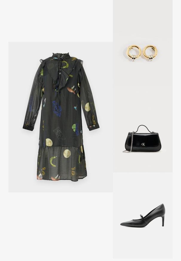Vestido negro con escote con volantes, mangas largas y transparentes, y dobladillo en capas. Presenta patrones coloridos de lunas, plantas y formas abstractas.; Zapato de tacón alto de cuero negro con punta puntiaguda, con tira fina y hebilla sobre el empeine, sobre fondo claro y neutro.; Bolso de mano de cuero negro con correa de cadena, forma estructurada y un acento de logo plateado. Textura suave con cierre de solapa.; Pendientes circulares de oro con dos pequeños anillos de plata en cada uno, que muestran detalles sutiles del nombre de la marca grabado, colocados sobre un fondo blanco.
