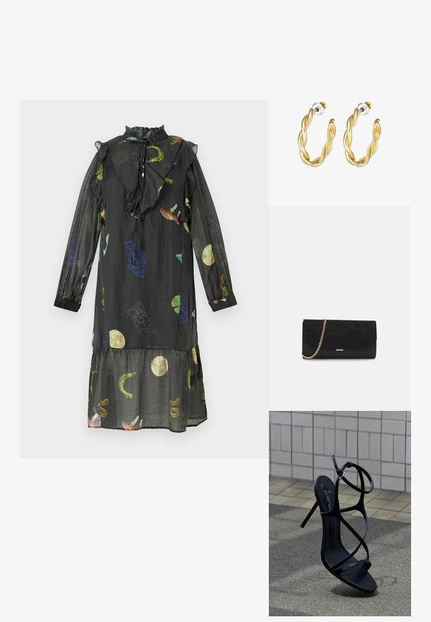 Vestido negro con escote con volantes, mangas largas y transparentes, y dobladillo en capas. Presenta patrones coloridos de lunas, plantas y formas abstractas.; Sandalia negra de tacón alto con finas tiras y hebilla en el tobillo, colocada en posición vertical sobre pavimento gris cerca de una pared de azulejos.; Bolso de mano negro hecho de ante con un acabado texturizado, que presenta una cadena dorada y un diseño elegante y angular.; Pendientes de aro retorcidos en oro con una superficie lisa, que cuentan con un respaldo transparente y herrajes en tono dorado.
