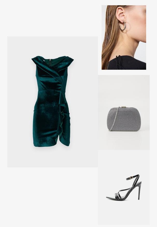 Robe en velours bleu canard avec un design enroulé, sans manches, présentant un détail de volants asymétriques à l'avant et une fermeture éclair dissimulée dans le dos.; Sandale noire à talon haut avec de fines brides sur les orteils et la cheville, avec une boucle dorée sur un talon aiguille élancé.; Pochette texturée noir et blanc de forme arrondie, avec une chaîne en métal argenté et un fermoir en métal en haut.; Boucle d'oreille en argent avec une finition polie, présentant de petits détails en or et de forme ronde, portée sur le lobe.