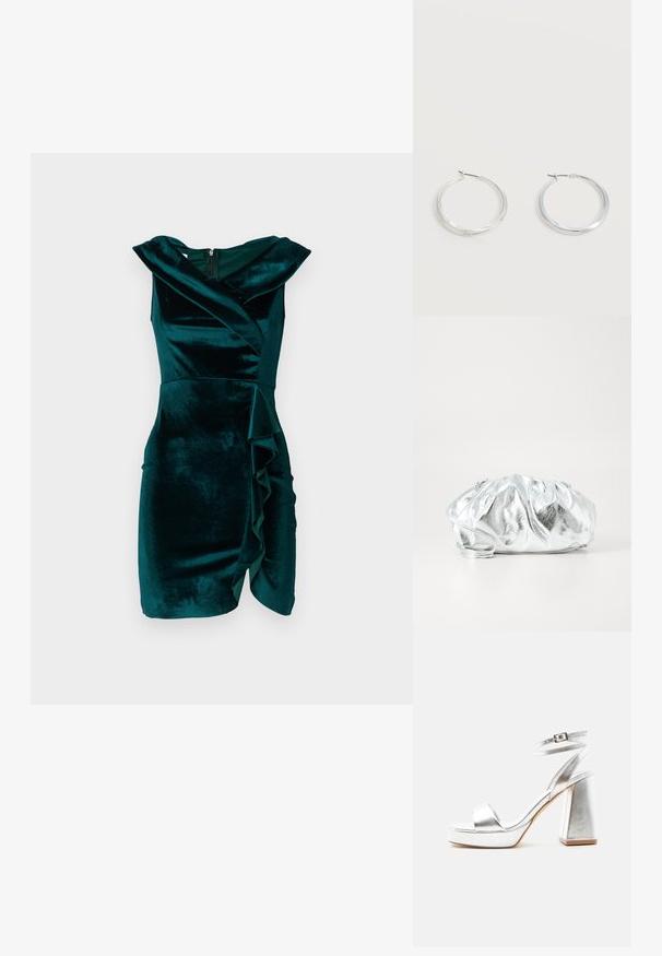Robe en velours bleu canard avec un design enroulé, sans manches, présentant un détail de volants asymétriques à l'avant et une fermeture éclair dissimulée dans le dos.; Sandale à talon haut métallique argenté avec bride à la cheville, talon bloc et bout ouvert sur un fond clair uni.; Pochette argent métallique avec un corps doux et froncé et une fine bandoulière. Présente une texture lisse et brillante ainsi qu'une forme arrondie.; Boucles d’oreilles créoles en métal argenté avec une surface lisse légèrement incurvée et des fermoirs à clapet sur un fond blanc uni.