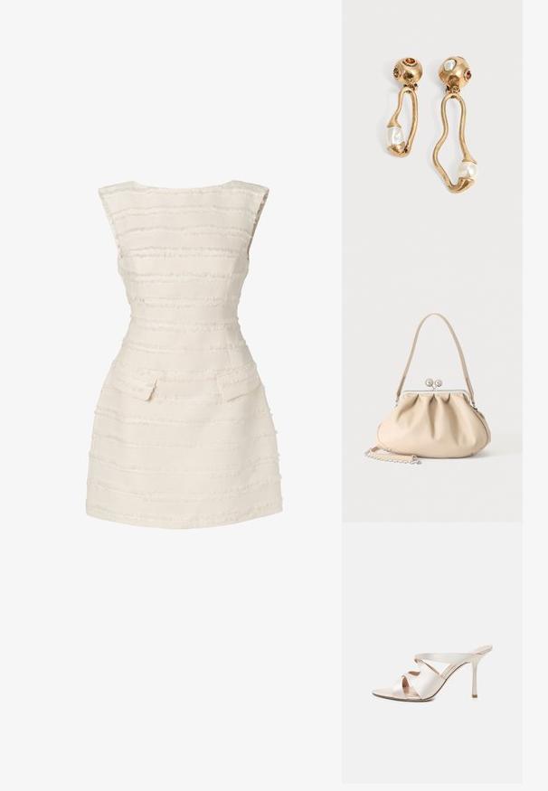 Hvid kjole med vertikale teksturerede striber, tætsiddende design, scoop halsudskæring og to små forlommer.; Beige højhælet mule med spids tå, slank stiletthæl og tre brede læderremme over foden.; Beige blød læderhåndtaske med en sølv metalramme-lukning, enkelt skulderstrop og en valgfri kæderem på en hvid baggrund.; Øreringe i guldtone med uregelmæssige åbne former, hver med en perle i bunden og ædelstensdetaljer på de runde nitter.
