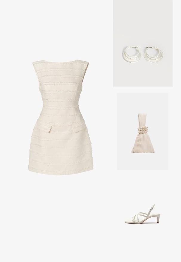 Witte jurk met verticale gestructureerde strepen, getailleerd ontwerp, ronde halslijn en twee kleine voorkant zakken.; Zign by Zalando Klassieke pumps - off white; Kleine beige handtas met plooien, voorzien van een geknoopt handvat en drie ronde kralenarmbanden die rond het midden zijn gewikkeld.; Zilveren oorringen met drie gelaagde halve cirkelvormige banden, waarvan één versierd met kleine heldere kristallen op een lichte achtergrond.