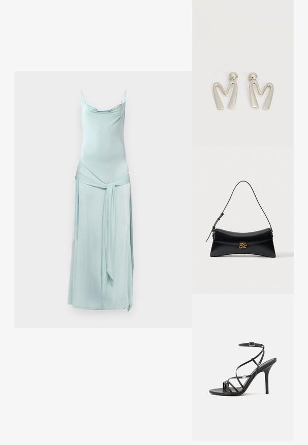 Robe bleu clair sans manches en tissu lisse, avec un col drapé et un détail portefeuille noué à la taille. Longueur au sol.; Sandale noire à talons hauts avec des brides fines, une boucle à la cheville, une surface en cuir lisse et un talon aiguille élancé.; Sac à main en cuir noir de forme trapèze incurvée, avec poignée supérieure et fermeture décorative dorée sur le rabat avant, sur fond blanc.; Paire de boucles d'oreilles en métal argenté en forme de lettre M angulaire avec des tiges arrondies sur fond blanc.
