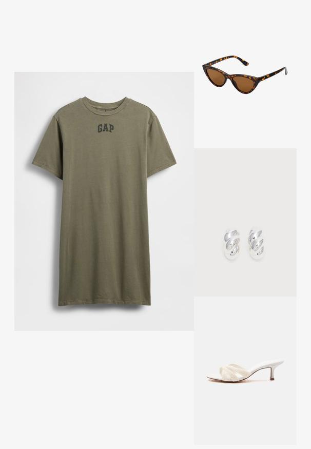 Olivgrünes Baumwoll-T-Shirt mit kurzen Ärmeln, Rundhalsausschnitt und schwarzem "GAP"-Logo mittig auf der Brust. Einfaches Design, einfarbig.; Weißer Sandale mit Absatz, offener Zehenpartie und gekreuzten, perlenverzierten Riemchen, niedriger Stiletto-Absatz, fotografiert vor schlichtem Hintergrund.; Katzenaugen-Sonnenbrille mit einem schwarz-orangenen Schildpattrahmen, braunen Gläsern und schlanken, spitzen Enden. Verfügt über ein minimalistisches Logo am Bügel.; Paar glänzende silberfarbene verdrehte Creolen auf weißem Hintergrund.