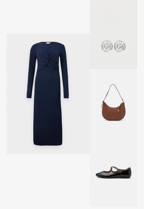 Navyblaues langärmeliges Kleid mit einem verdrehten Knotendetail an der Vorderseite, mit ribbeliger Textur und geradem, bodenlangem Schnitt.; Schwarzer Mary Jane flacher Schuh aus Lackleder mit zwei Ausstanzungen und einem goldfarbenen Schnallenriemen auf weißem Hintergrund.; Braune Kunstleder-Schultertasche mit geschwungener Form, minimaler Naht und goldfarbener Hardware-Akzent. Verfügt über einen oberen Reißverschluss und einen verstellbaren Trageriemen.; Paar silberne Spiral-Creolen mit glattem, rundem Design auf einfachem weißem Hintergrund.