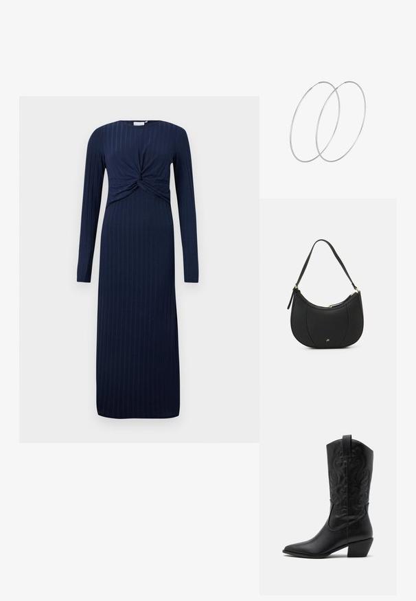 Navyblauwe jurk met lange mouwen en een gedraaide knoopdetail aan de voorkant, met een geribbelde textuur en een rechte, vloerlange silhouet.; Zwarte leren cowboylaars met een spitse neus, gegraveerde draaiende patronen en een halfhoge hak. Voorzien van een trekhaak voor gemakkelijk aan- en uittrekken.; Zwarte leren handtas met een gebogen vorm, textuuroppervlak, voornaden en een logo in goudkleur. Beschikt over een enkele verstelbare schouderband.; Zilveren hoepel oorbellen met een minimalistisch ontwerp. Cirkelvormig, gladde textuur en dun profiel. Lichtgewicht met een gepolijste afwerking.