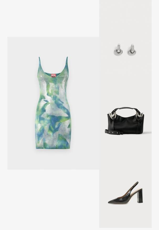 Strickkleid in schattierten Blau- und Grüntönen, mit metallischem Glanz, tiefem V-Ausschnitt und slim fit. Diesel-Label am Ausschnitt.; Schwarzer Leder-Slingback-Schuh mit spitzer Kappe, hohem Blockabsatz und beigegefüttertem Innenraum vor hellem, einfarbigem Hintergrund.; Schwarze Handtasche mit silbernen Schnallendetails, kurzem Griff und abnehmbarem Schultergurt auf einer weißen Oberfläche platziert.; Paar kleine, glänzende silberne Creolen mit rundem Sockel, auf einfachem hellem Hintergrund präsentiert.