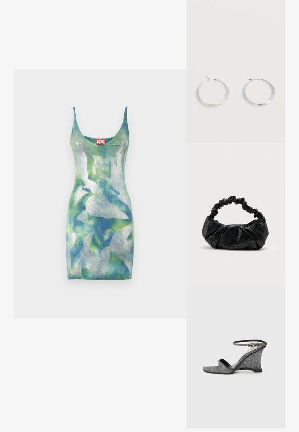 Gebreide jurk in een gradient van blauw en groene tinten, met een metallic glans, een diepe v-hals en een slim fit. Diesel-label bij de nek.; Zilveren glitter sleehak sandaal met open teen, enkelbandje en gouden gesp, zijaanzicht tegen een effen lichte achtergrond.; Zwarte gestructureerde leren handtas met samengevouwen elastisch handvat en subtiel "Karl Lagerfeld Jeans" logo aan de voorzijde onderaan in het midden.; Zilverkleurige metalen creolen oorbellen met een glad, licht gebogen oppervlak en sluitingen met haaksluiting op een effen witte achtergrond.