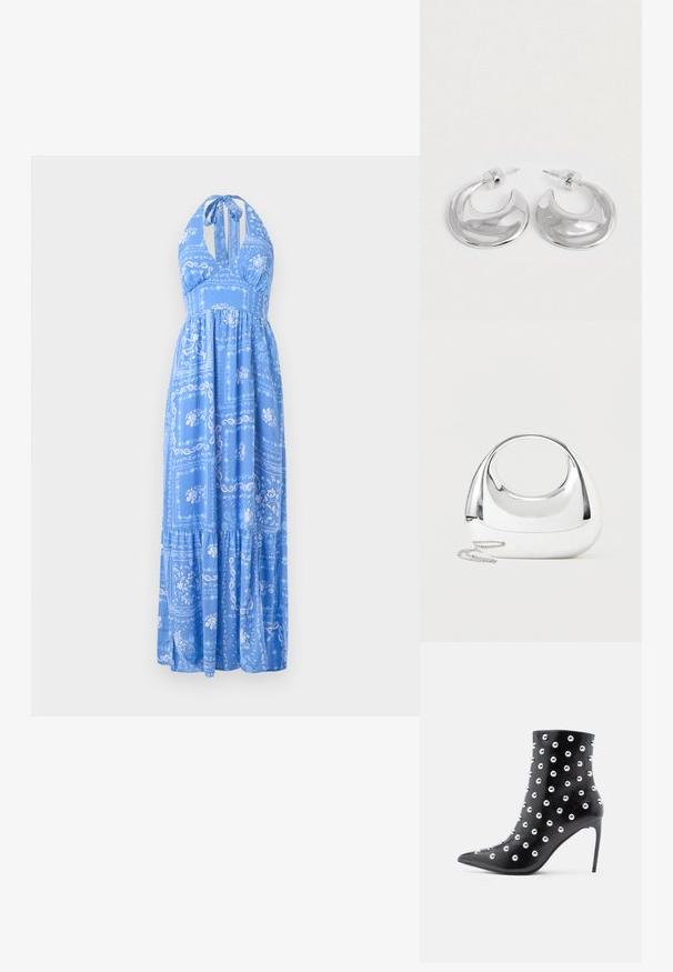 Maxikleid mit blauem Neckholder, verziert mit floralen und Paisley-Mustern, gestuftem Rock und lockerer Passform. Weiches Material mit leichter Textur.; Schwarzer Knöchelstiefel aus strukturiertem Leder, mit silbernen Nietenverzierungen, spitzer Zehenpartie und Stiletto-Absatz.; Glänzende, silberne Metallic-Handtasche mit abgerundeter Form, oval ausgestanztem Griff und silberner Kettenriemen auf schlichtem, hellem Hintergrund.; Ein Paar polierte silberne, halbmondförmige Creolen mit klaren Kunststoffrückseiten auf einer weißen Oberfläche.
