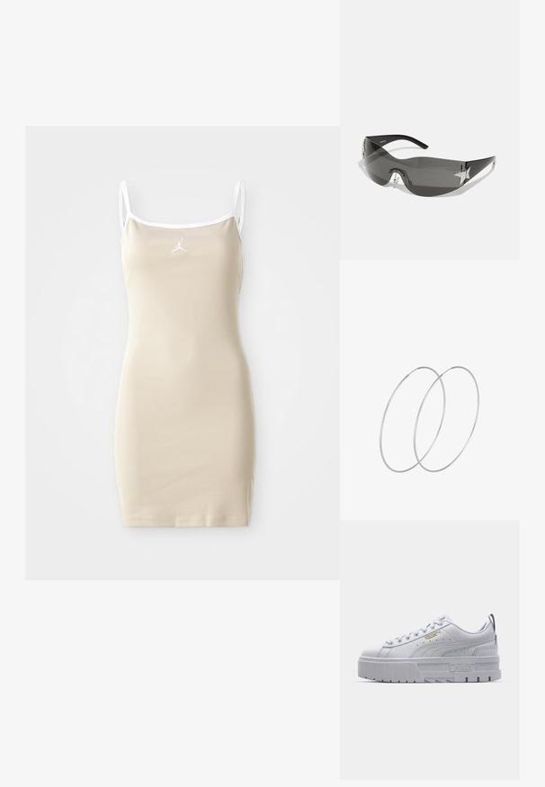 Beige mouwloze jurk met dunne bandjes, geribbelde structuur en witte afwerking. Heeft een klein logo in het midden boven de buste.; Witte platform sneakers met een leren bovenwerk, gevoerde kraag, grijze rubberen zool en gouden accenten met het Puma-logo.; Zwarte zonnebril met een wrap-around ontwerp, donkergetinte glazen, glanzende stervormige accenten en verstelbare neussteunen.; Zilveren hoepel oorbellen met een minimalistisch ontwerp. Cirkelvormig, gladde textuur en dun profiel. Lichtgewicht met een gepolijste afwerking.