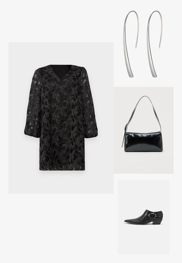 Schwarzes Kleid mit V-Ausschnitt, langen Puffärmeln und floraler Spitzenüberlagerung mit aufwendigen Blatt- und Blütenmotiven. Strukturierte Oberfläche.; Schwarze Leder-Ankle-Boots mit spitzem Zeh, ausgestattet mit einem vorderen Leder-Riemen und einem silbernen Schnallendetail sowie einem niedrigen Blockabsatz.; Schwarze rechteckige Schultertasche mit einem verstellbaren Riemen und einem oberen Reißverschluss vor einfachem Hintergrund.; Lange silberne Tropfohrringe mit einem eleganten, länglichen Design und einer glatten, polierten Oberfläche. Sie verfügen über eine minimalistische geschwungene Form.