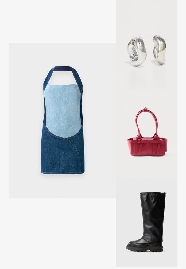 Denim-esiliina, joka sisältää sekoituksen vaaleita ja tummia sinisiä kankaita, kaarevilla paneelimuodoilla ja kaulakujamuodolla.; Musta nahkainen polvipituinen saapas, jossa on pyöreä varvas, tukeva kumipohja ja kylkivetoketju kiinnityksenä. Sujuva pinta, jossa on minimaalinen yksityiskohtaisuus.; Punainen nahkainen käsilaukku, jossa on kaksi yläkahvaa, koristeelliset eturusetit ja sivussa merkintätarra valkoista taustaa vasten.; Hopeista valmistetut veistokselliset korvakorut, joissa on sileät, kaarevat muodot ja heijastavat pinnat. Korvakoruissa on suljettu rengasdesign ja selkeä orgaaninen muoto.