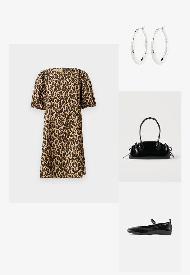 Leopardprint kjole lavet af glat stof. Har rund halsudskæring, puffede korte ærmer og A-formet silhuet. Farverne inkluderer tan og sort.; Sorte patentlæder flade sko med spidse tæer, en ankelrem med spænde og en glat, blank tekstur. Lav hæl for komfort.; Lille sort blank håndtaske med to lange håndtag og snøre-detaljer i siden på en ensfarvet lys baggrund.; Sølvøreringe i form af hoops med en glat, blank finish. Cirkulær form, der har en sikker lås. Simpelt og elegant design.