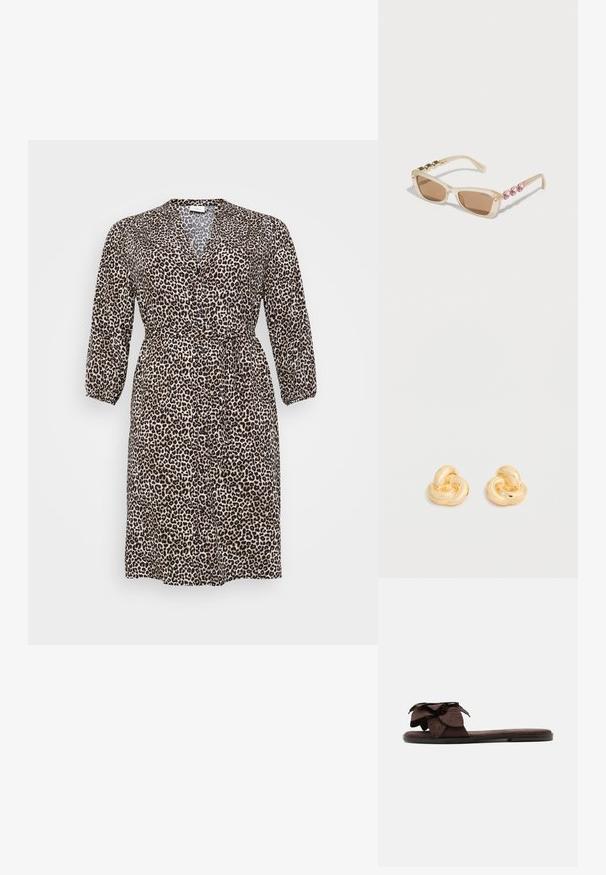 Leopardprint kjole lavet af letvægtsstof, med v-hals, lange ærmer, knaplukning og et bånd i taljen til justerbar pasform.; Flad brun slip sandal med en stor stof blomsterdekoration på remmen og en tynd sål.; Beige rektangulære solbriller med brune tonede linser. Bøjler dekoreret med guldnitter og lyserøde rhinestones. Elegant moderne design.; Par af skinnende ørestikker i guldfarvet knudeform på en ensfarvet hvid baggrund.