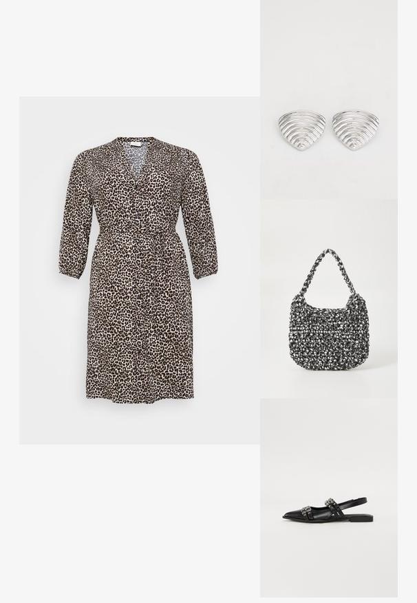 Leopardprint jurk van lichte stof, met een V-hals, lange mouwen, knoopsluiting en een strik taille voor een verstelbare pasvorm.; Even&Odd Slingback ballerina´s - black; Geweven handtas in zwart en wit met een ronde vorm, gestructureerd oppervlak en een gevlochten handvat. Geschikt voor dagelijks gebruik.; Zilverkleurige oorknoppen met een golvend, getextureerd ontwerp, gevormd als overlappende maanschijven; de gepolijste afwerking versterkt de reflecterende kwaliteiten.