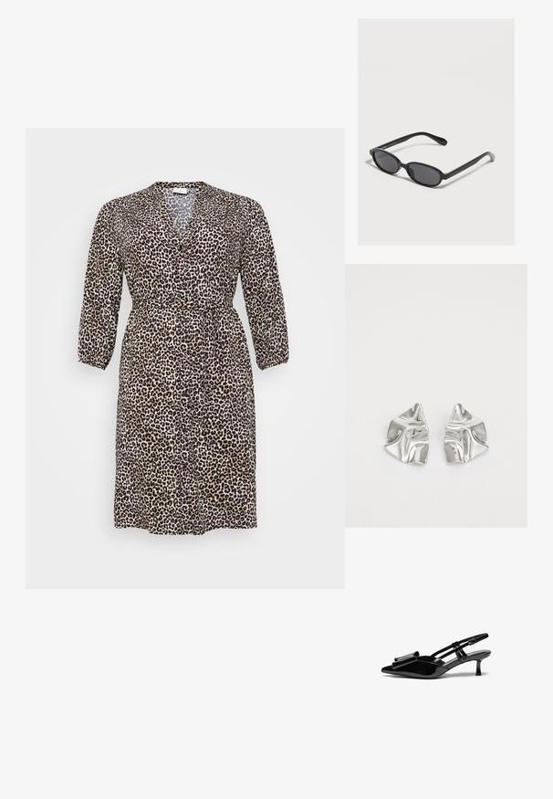 Leopardprint jurk van lichte stof, met een V-hals, lange mouwen, knoopsluiting en een strik taille voor een verstelbare pasvorm.; Zwarte gepatineerde lederen slingback hakken met een puntige neus, een strikdetail aan de voorkant en een kleine stilettohak. De bandjes hebben verstelbare gespen.; Zwarte ovale zonnebril met donkere glazen en dunne monturen die op een lichte ondergrond ligt.; Zilveren metalen oorbellen met een golvend, sculpturaal ontwerp, voorzien van een gepolijste afwerking en onregelmatige vormen, die een hedendaagse esthetiek benadrukken.