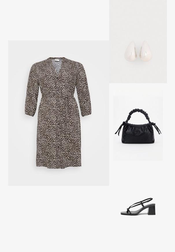 Leopardprint jurk van lichte stof, met een V-hals, lange mouwen, knoopsluiting en een strik taille voor een verstelbare pasvorm.; Zwarte leren sandaaltjes met hakken met een vierkante neus, dunne banden en een blokhak. Gladde textuur met minimale accenten, ontworpen voor gemakkelijk dragen.; Zwarte handtas met krokodillenstructuur, geplooide bovenrand, samengevoerde handgreep en koordtassels aan elke kant tegen een witte achtergrond.; Zilveren metalen druppeloorbellen met een gladde, reflecterende oppervlakte en een druppelvorm, voorzien van een naadloos ontwerp en zonder zichtbare versieringen.
