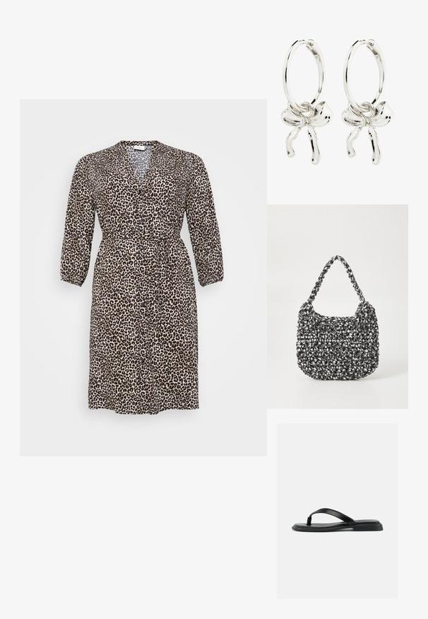 Leopardprint kjole lavet af letvægtsstof, med v-hals, lange ærmer, knaplukning og et bånd i taljen til justerbar pasform.; Sort flad thong-sandal med tekstureret rem og let forhøjet hæl, vist i sideprofil mod en ensartet lys baggrund.; Vævet håndtaske i sort og hvid med en rund form, tekstureret overflade og et fletet håndtag. Velegnet til afslappet brug.; Sølv hoop øreringe med en sløjfedetail i midten, der fremhæver en poleret overflade og en glat tekstur.