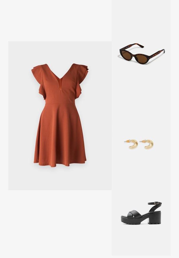WAL G. LUCIA - Freizeitkleid - burnt orange; Schwarze Sandale mit klobigem Absatz, gekreuzten Riemen und verstellbarer Knöchelschnalle auf einer profilierten Plateau-Sohle.; Braune Schildpatt-Sonnenbrille mit einer Vintage-Cat-Eye-Form und braunen Gläsern. Verfügt über gebogene Bügel mit roten Akzenten.; Goldene, mondförmige Ohrringe mit glatter Oberfläche, die orangefarbene Akzente nahe dem Stecker und silberne Beschläge aufweisen.
