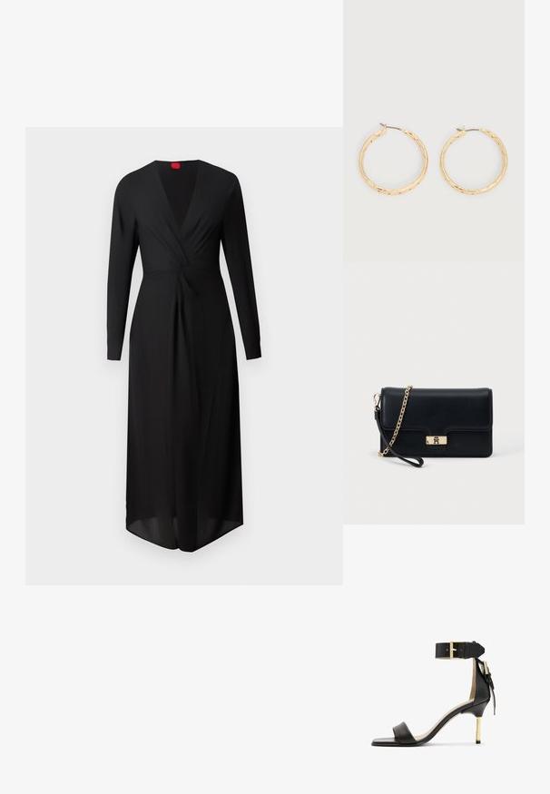 Vestido negro de manga larga con escote en V profundo, detalle frontal retorcido y una silueta fluida. Fabricado en tejido ligero, con una etiqueta roja en el cuello.; Sándal de tacón de cuero negro con punta cuadrada, correa en el tobillo con hebilla dorada y un tacón metálico esbelto. Textura suave, diseño minimalista.; Bolso de mano de cuero negro con un cierre y cadena en tono dorado. Diseño compacto con una textura suave y un detalle mínimo.; Par de pendientes de aro con textura en tono dorado y postes delgados sobre un fondo blanco.
