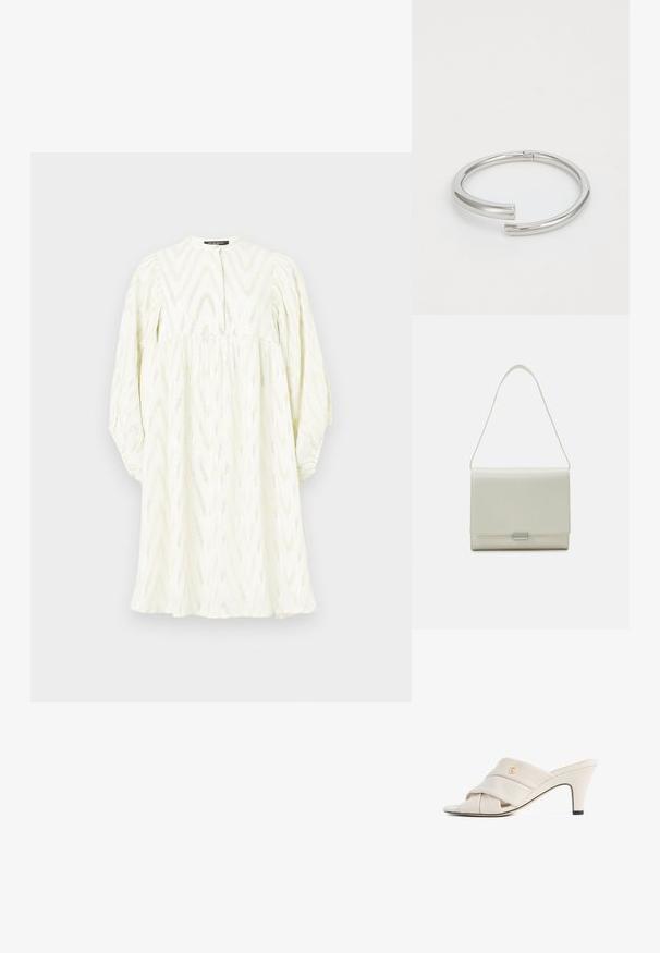 Weißes Kleid mit hohem Kragen, langen Puffärmeln und Zickzackmuster. Hergestellt aus strukturiertem Stoff mit dezenten metallischen Akzenten.; Beige High-Heeled Mules mit verdrehtem Leder- Riemen-Design, offenen Zehen und geprägt logo Akzent. Die Ferse hat eine schwarze Spitze Detail.; Calvin Klein ARCHIVE SHOULDER BAG SHINY - Handtasche - ecru; Calvin Klein SPIRAL - Armband - silver-coloured