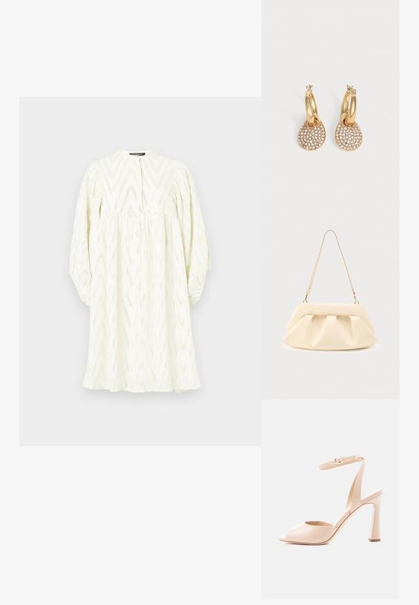 Weißes Kleid mit hohem Kragen, langen Puffärmeln und Zickzackmuster. Hergestellt aus strukturiertem Stoff mit dezenten metallischen Akzenten.; Beige Sandalette aus Lackleder mit offenem Zeh, schmalem Knöchelriemen, goldener Schnalle und geschwungenem Blockabsatz auf weißem Hintergrund.; Beige Lederhandtasche mit gesammelten Falten, goldenen Beschlägen und einem einzelnen dünnen Schulterriemen vor einem schlichten Hintergrund.; Goldene Creolen mit tropfenförmigen Anhängern, bedeckt mit kleinen klaren Kristallen auf einem einfarbigen hellen Hintergrund.