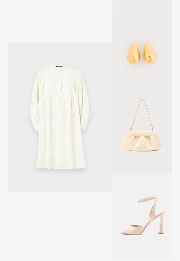 Weißes Kleid mit hohem Kragen, langen Puffärmeln und Zickzackmuster. Hergestellt aus strukturiertem Stoff mit dezenten metallischen Akzenten.; Beige Sandalette aus Lackleder mit offenem Zeh, schmalem Knöchelriemen, goldener Schnalle und geschwungenem Blockabsatz auf weißem Hintergrund.; Beige Lederhandtasche mit gesammelten Falten, goldenen Beschlägen und einem einzelnen dünnen Schulterriemen vor einem schlichten Hintergrund.; Goldene Tropfenohrringe mit einer glatten, polierten Oberfläche und gerundeten Unterseiten, die das Licht mit einem glänzenden Finish reflektieren.